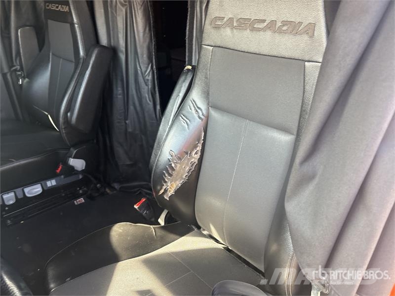 Freightliner Cascadia 126 6x4 T/A Sleeper Truck Tractor وحدات الجر