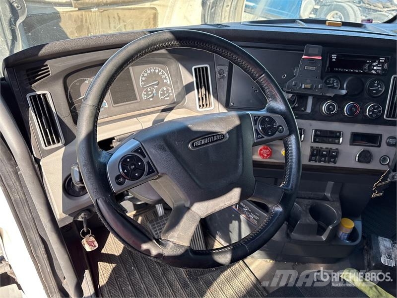 Freightliner Cascadia 126 6x4 T/A Sleeper Truck Tractor Vilcēji