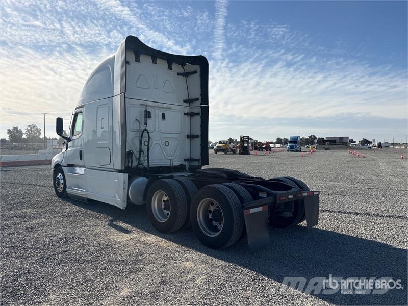 Freightliner Cascadia 126 6x4 T/A Sleeper Truck Tractor Vetopöytäautot