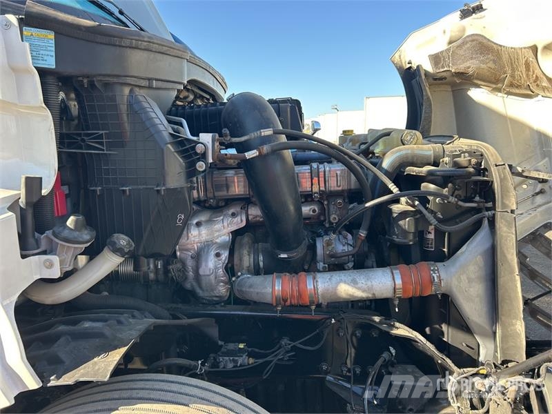 Freightliner Cascadia 126 6x4 T/A Sleeper Truck Tractor (Inoper Тягачі
