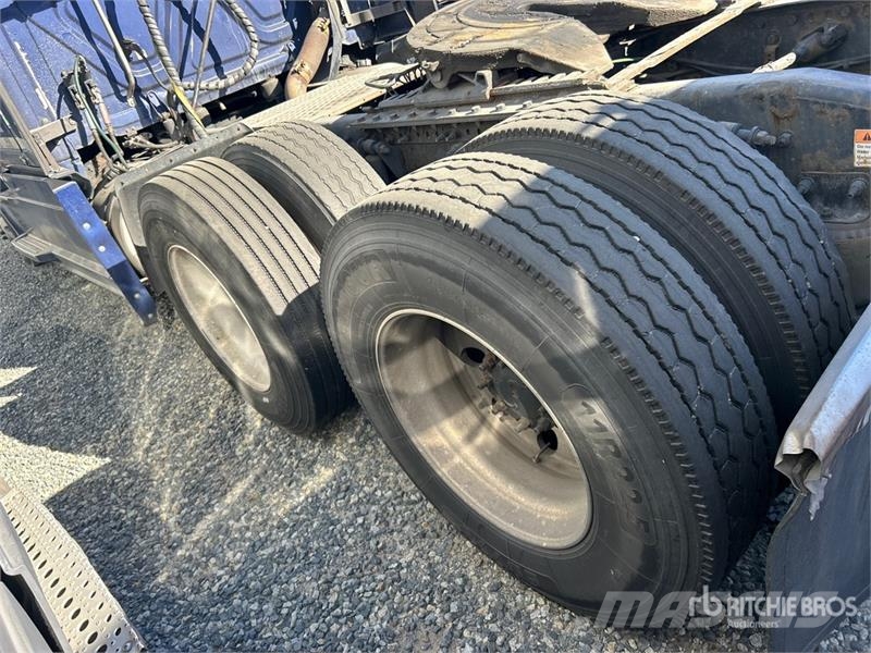 Freightliner Cascadia 126 6x4 T/A Sleeper Truck Tractor Cabezas tractoras