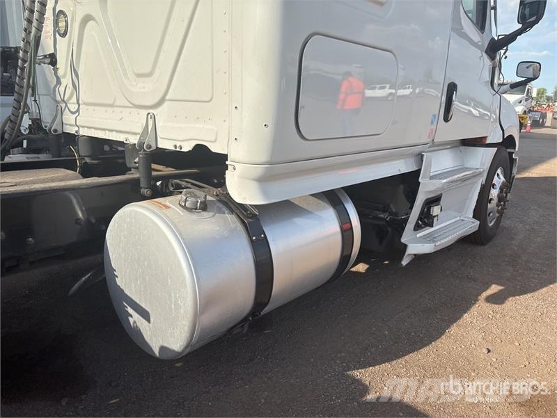 Freightliner Cascadia 126 6x4 T/A Sleeper Truck Tractor 牵引车