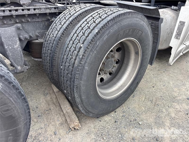 Freightliner Cascadia 126 6x4 T/A Sleeper Truck Tractor Тягачі