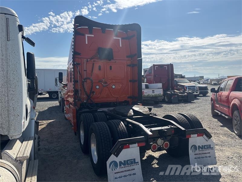 Freightliner Cascadia 126 6x4 T/A Sleeper Truck Tractor وحدات الجر