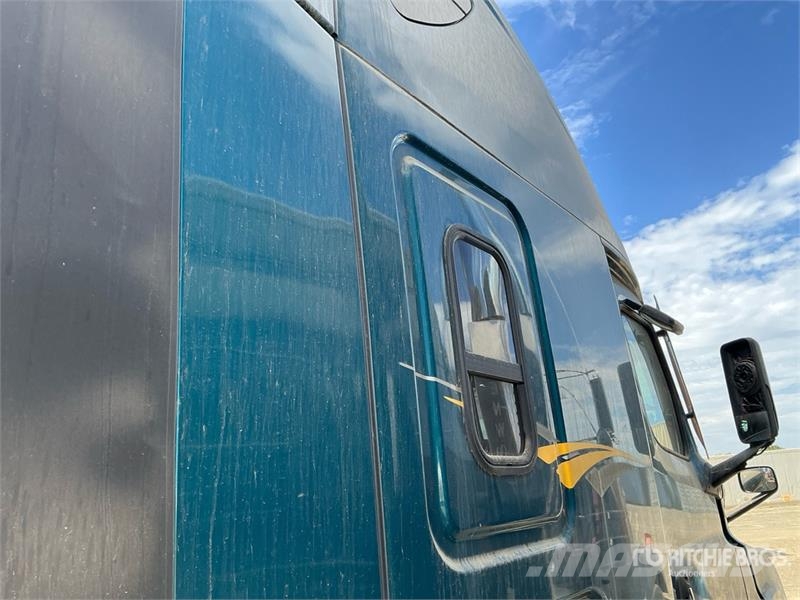 Freightliner Cascadia 126 6x4 T/A Sleeper Truck Tractor Nyergesvontatók
