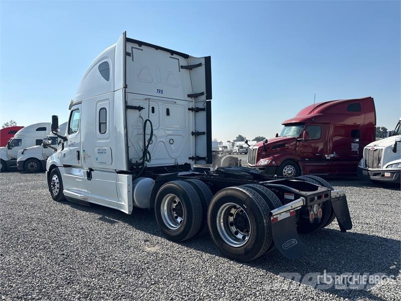 Freightliner Cascadia 126 6x4 T/A Sleeper Truck Tractor Tractor Units