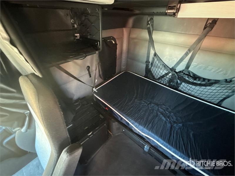 Freightliner Cascadia 126 6x4 T/A Sleeper Truck Tractor Tractor Units