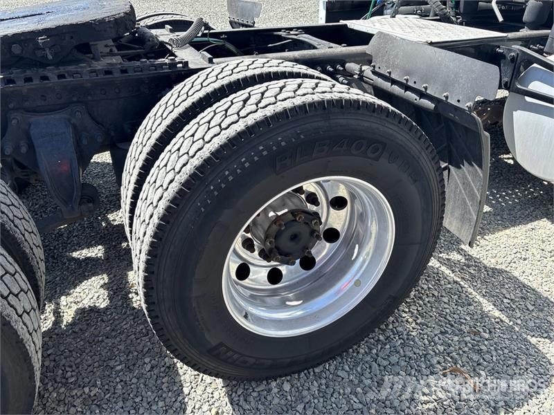 Freightliner Cascadia 126 6x4 T/A Sleeper Truck Tractor Vlačilci