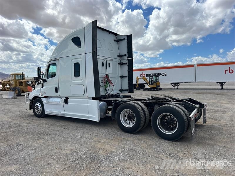 Freightliner Cascadia 126 6x4 T/A Sleeper Truck Tractor Тягачі