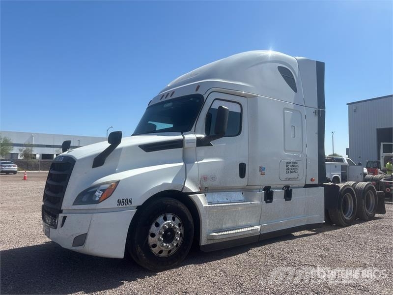 Freightliner Cascadia 126 6x4 T/A Sleeper Truck Tractor (Inoper 曳引機組件