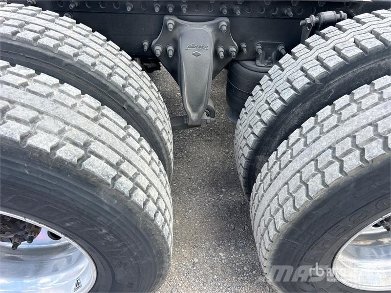 Freightliner Cascadia 126 6x4 T/A Sleeper Truck Tractor Тягачі