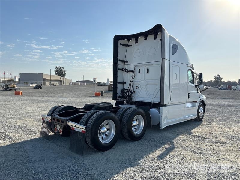 Freightliner Cascadia 126 6x4 T/A Sleeper Truck Tractor وحدات الجر