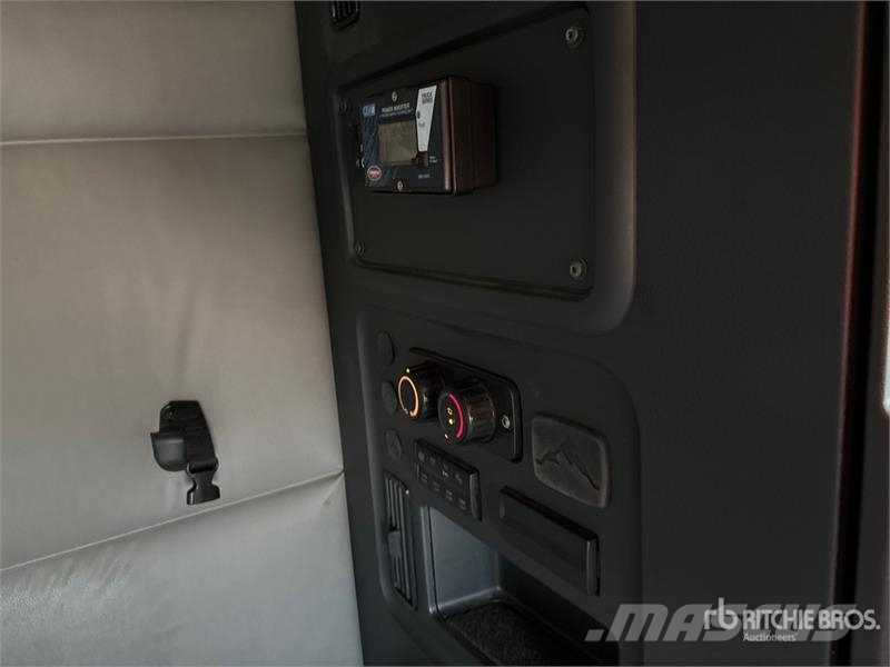 Freightliner Cascadia 126 6x4 T/A Sleeper Truck Tractor 트랙터 유닛