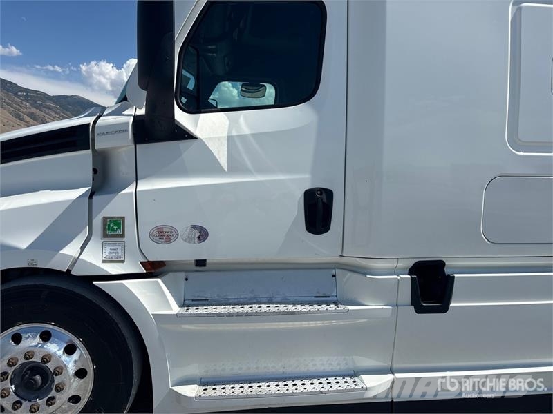 Freightliner Cascadia 126 6x4 T/A Sleeper Truck Tractor Sattelzugmaschinen