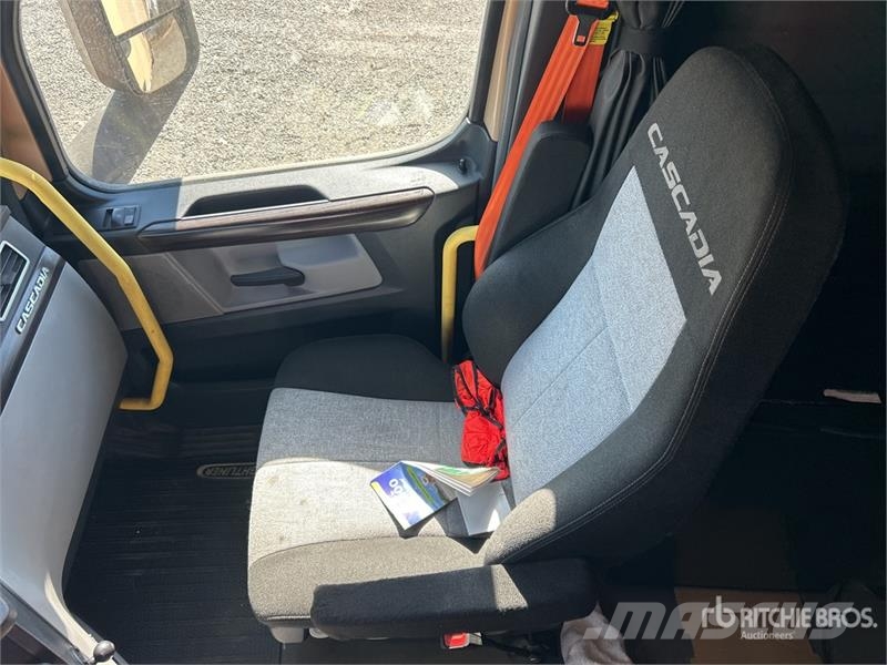 Freightliner Cascadia 126 6x4 T/A Sleeper Truck Tractor Sattelzugmaschinen
