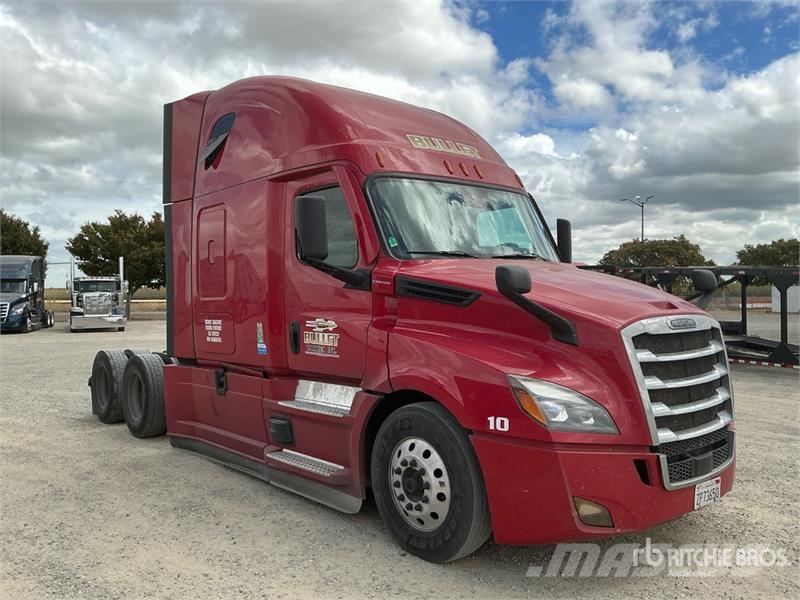 Freightliner Cascadia 126 6x4 T/A Sleeper Truck Tractor Тягачі