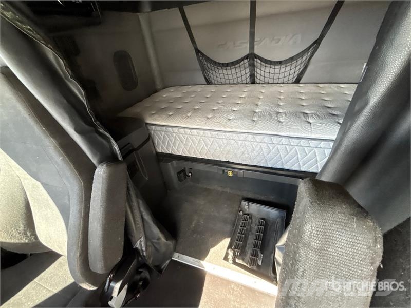 Freightliner Cascadia 126 6x4 T/A Sleeper Truck Tractor Tractores (camiões)
