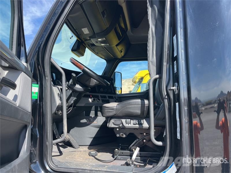 Freightliner Cascadia 126 6x4 T/A Sleeper Truck Tractor Sattelzugmaschinen