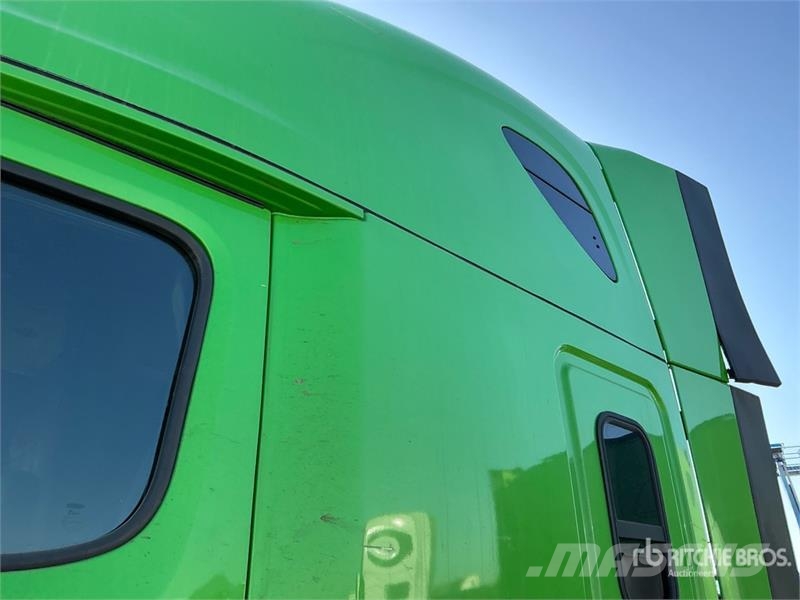 Freightliner Cascadia 126 T/A Sleeper Truck Tractor (Inoperable Тягачі