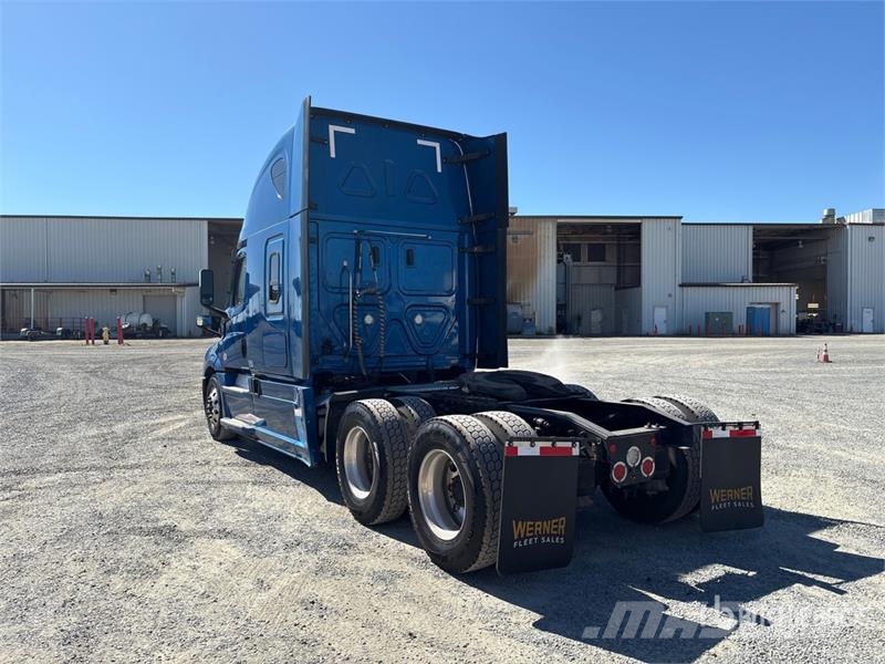 Freightliner Cascadia 126 6x4 T/A Sleeper Truck Tractor Naudoti vilkikai
