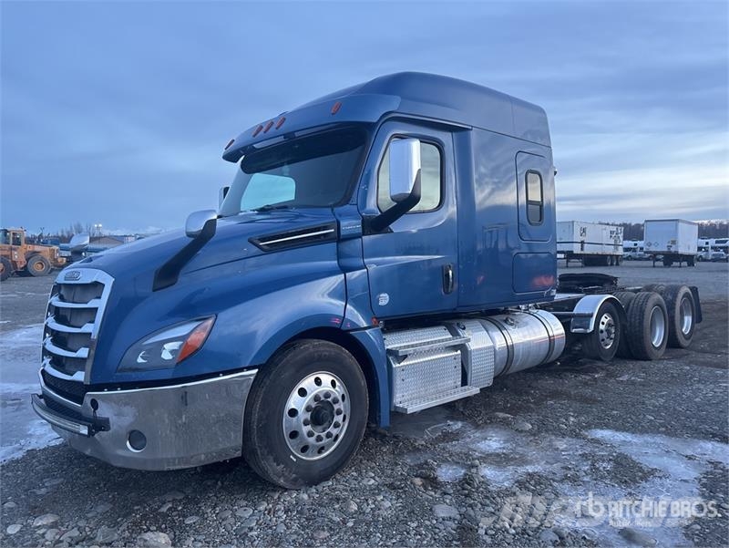 Freightliner Cascadia 126 8x4 Tri/A Sleeper Truck Tractor Trekkvogner