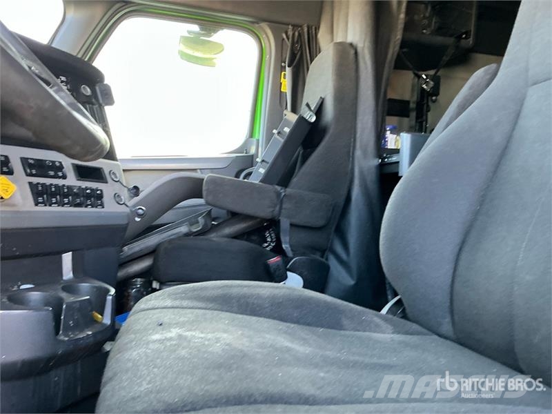 Freightliner Cascadia 126 T/A Sleeper Truck Tractor (Inoperable Тягачі