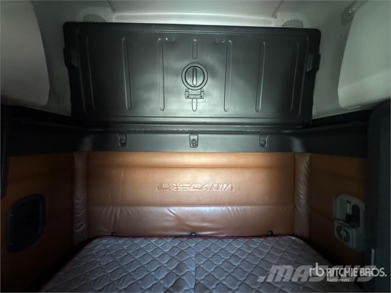 Freightliner Cascadia 126 6x4 T/A Sleeper Truck Tractor Vetopöytäautot