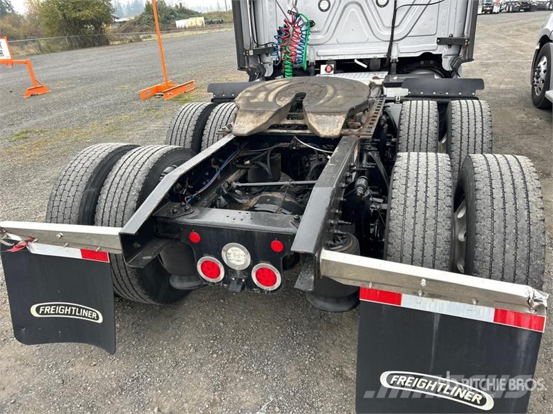 Freightliner Cascadia 126 6x4 T/A Sleeper Truck Tractor Cabezas tractoras