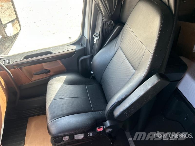 Freightliner Cascadia 126 6x4 T/A Sleeper Truck Tractor Tegljači