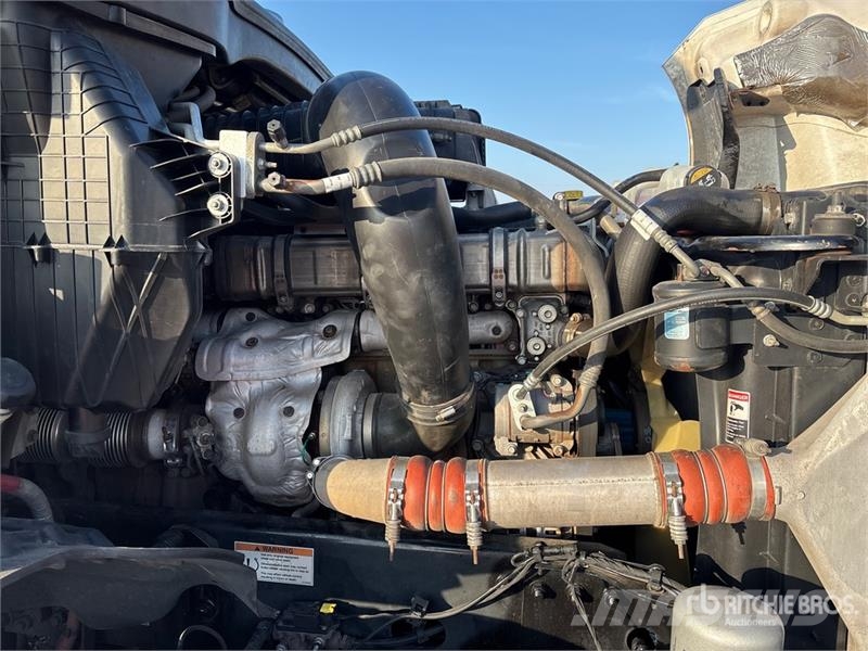Freightliner Cascadia 126 6x4 T/A Sleeper Truck Tractor Vilcēji