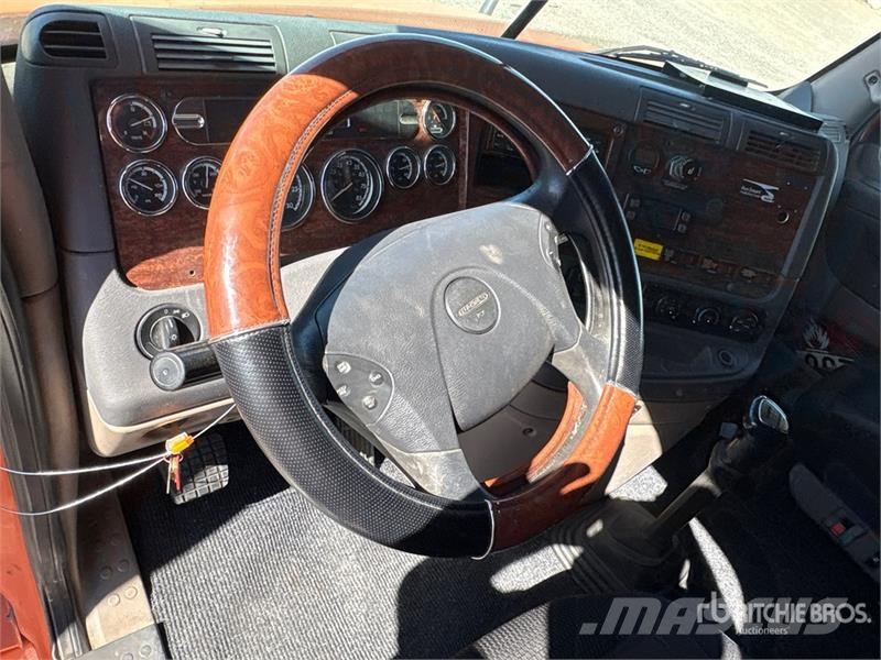 Freightliner Cascadia 125 6x4 T/A Sleeper Truck Tractor Vlačilci