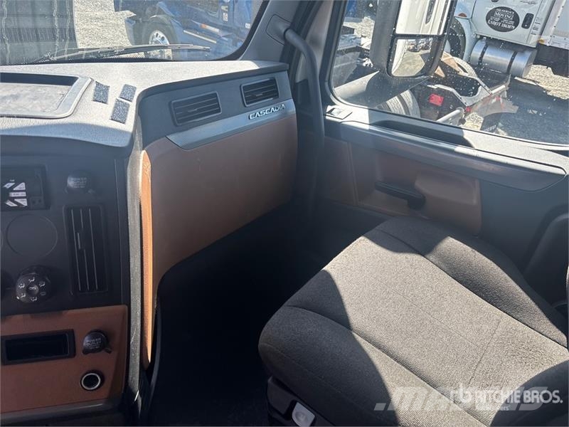 Freightliner Cascadia 126 6x4 T/A Sleeper Truck Tractor Sattelzugmaschinen