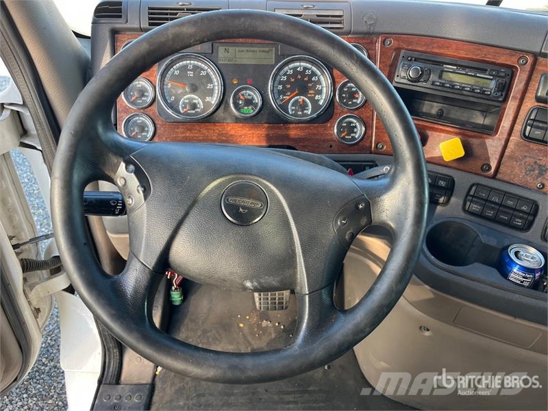 Freightliner Cascadia 125 6x4 T/A Sleeper Truck Tractor Тягачі