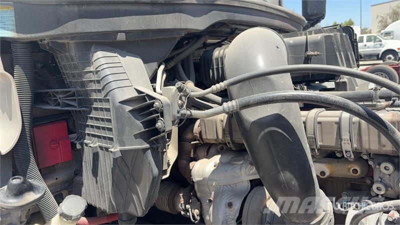 Freightliner Cascadia 126 6x4 T/A Sleeper Truck Tractor وحدات الجر