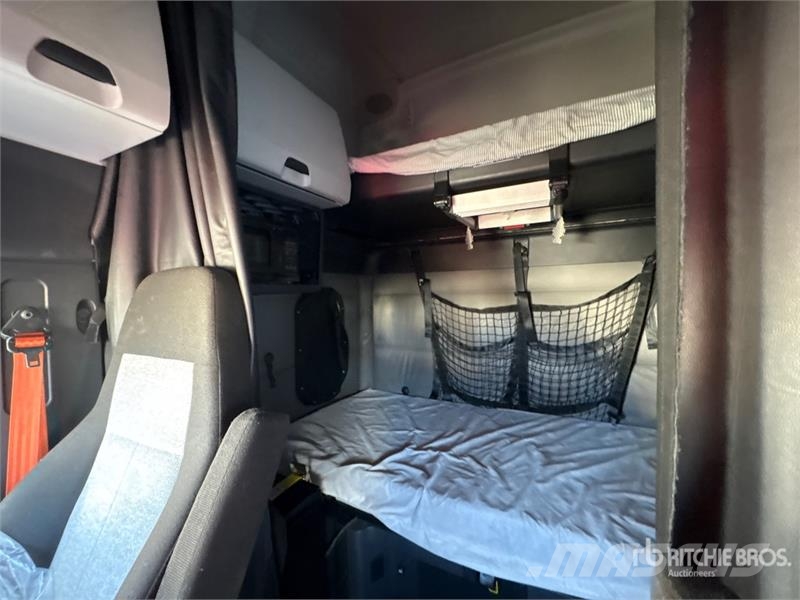 Freightliner Cascadia 126 6x4 T/A Sleeper Truck Tractor Motrici e Trattori Stradali