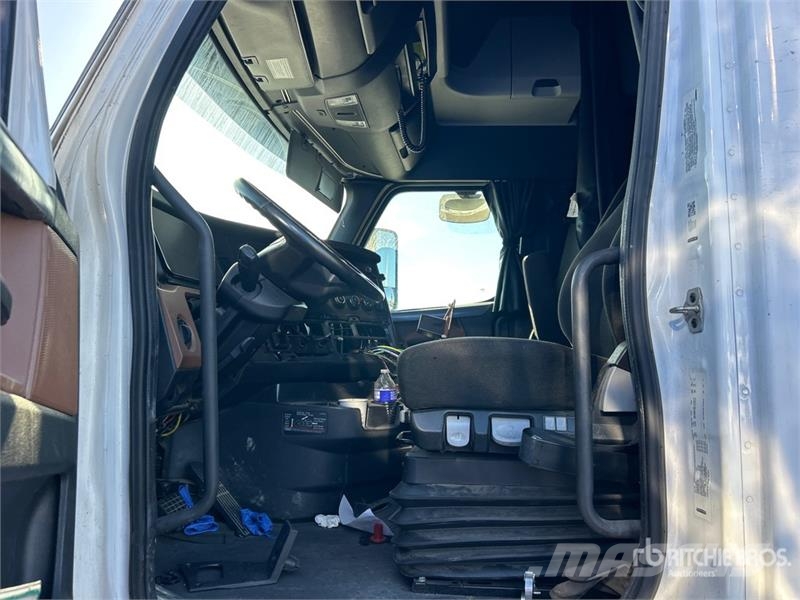 Freightliner Cascadia 6x4 T/A Sleeper Truck Tractor Тягачі