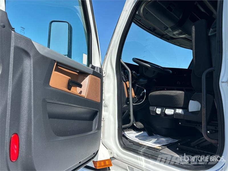 Freightliner Cascadia 126 6x4 T/A Sleeper Truck Tractor Sadulveokid