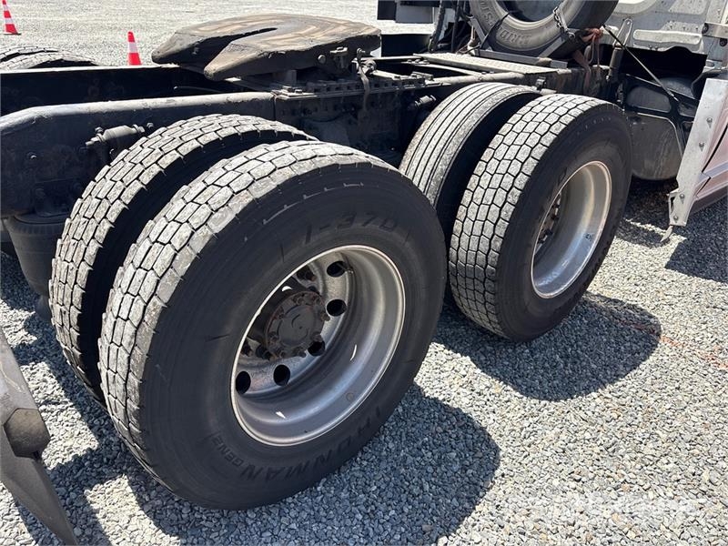 Freightliner Cascadia 126 6x4 T/A Sleeper Truck Tractor وحدات الجر