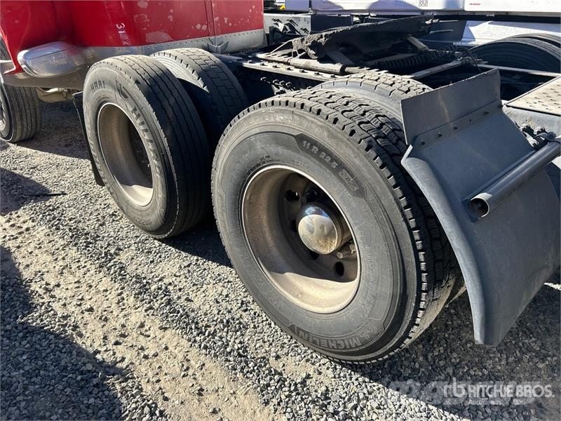 Freightliner Cascadia 126 6x4 T/A Sleeper Truck Tractor Cabezas tractoras