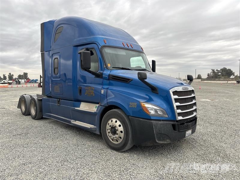 Freightliner Cascadia 126 6x4 T/A Sleeper Truck Tractor 中古トラクターヘッド | トレーラーヘッド