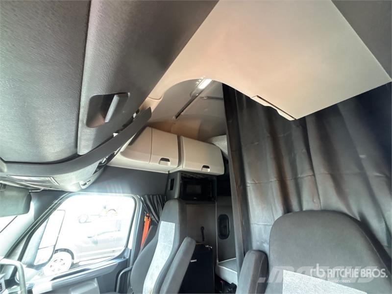 Freightliner Cascadia 126 6x4 T/A Sleeper Truck Tractor Vilcēji
