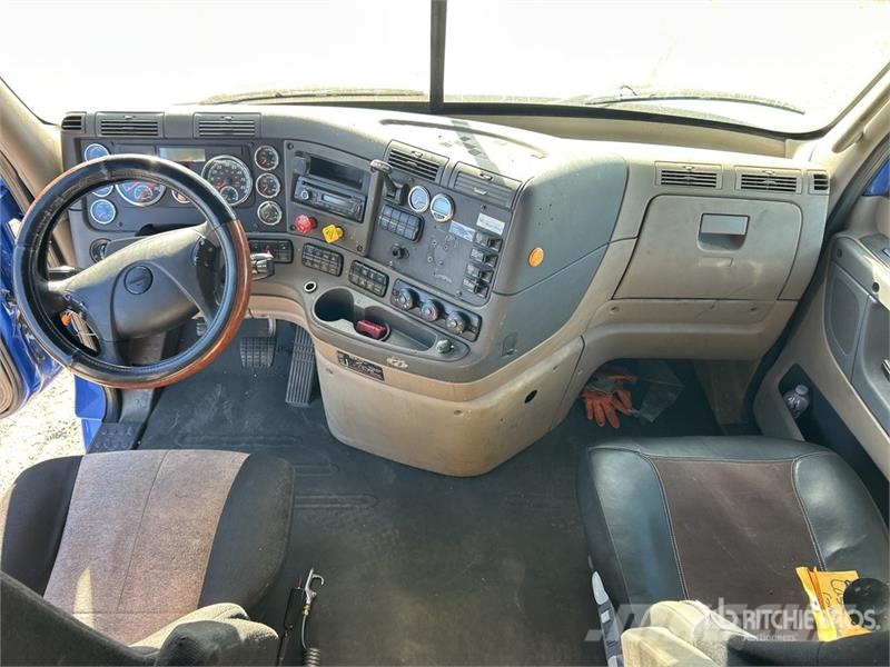 Freightliner Cascadia 125 6x4 T/A Sleeper Truck Tractor (Inoper Тягачі