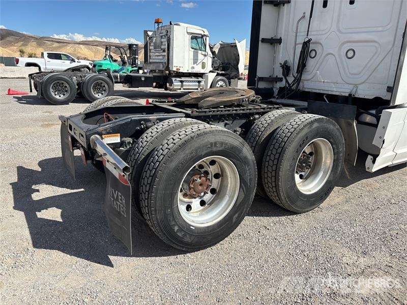 Freightliner Cascadia 126 6x4 T/A Sleeper Truck Tractor Тягачі