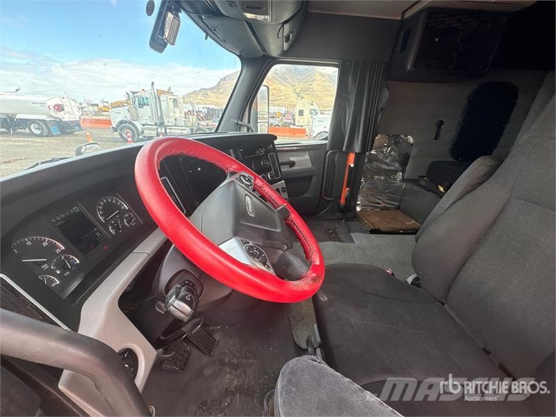 Freightliner Cascadia 126 6x4 T/A Sleeper Truck Tractor Nyergesvontatók