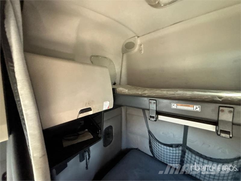 Freightliner Cascadia 126 6x4 T/A Sleeper Truck Tractor Sattelzugmaschinen