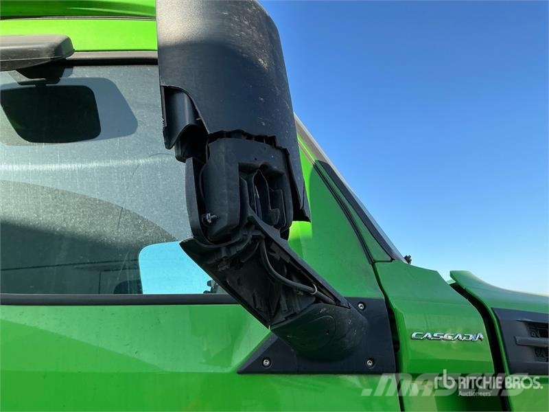 Freightliner Cascadia 126 T/A Sleeper Truck Tractor (Inoperable Тягачі