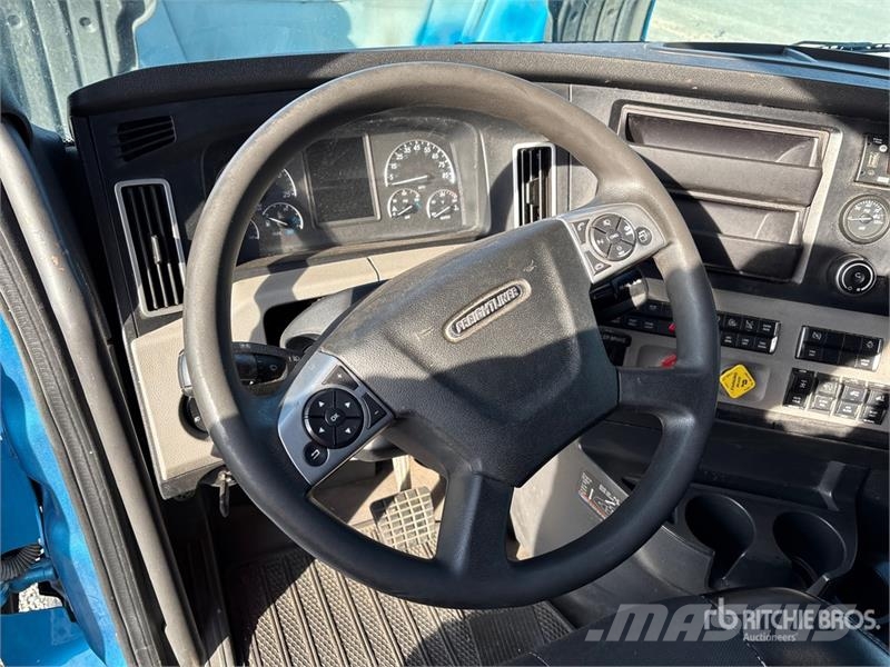 Freightliner Cascadia 126 6x4 T/A Sleeper Truck Tractor Тягачі