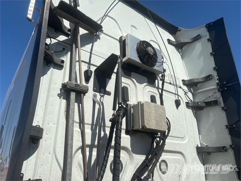 Freightliner Cascadia 126 6x4 T/A Sleeper Truck Tractor (Inoper 曳引機組件