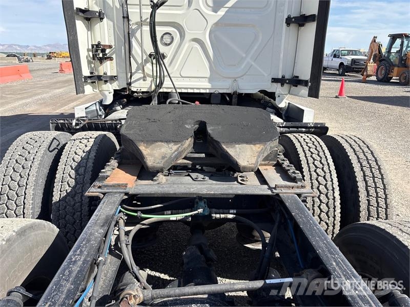 Freightliner Cascadia 125 6x4 T/A Sleeper Truck Tractor Тягачі