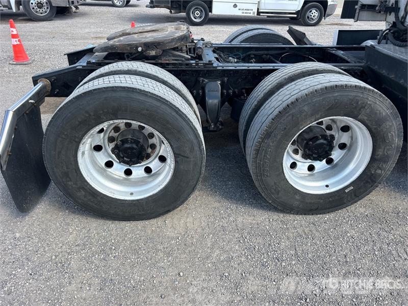 Freightliner Cascadia 125 6x4 T/A Sleeper Truck Tractor Тягачі